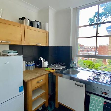 2 Bedroom Flat In Camberwell Green - Central Location With Excellent Connections To Tourist Attractions And Main London Airports Eksteriør bilde