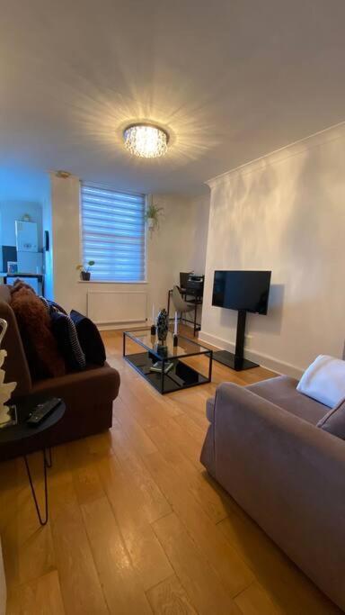 2 Bedroom Flat In Camberwell Green - Central Location With Excellent Connections To Tourist Attractions And Main London Airports Eksteriør bilde