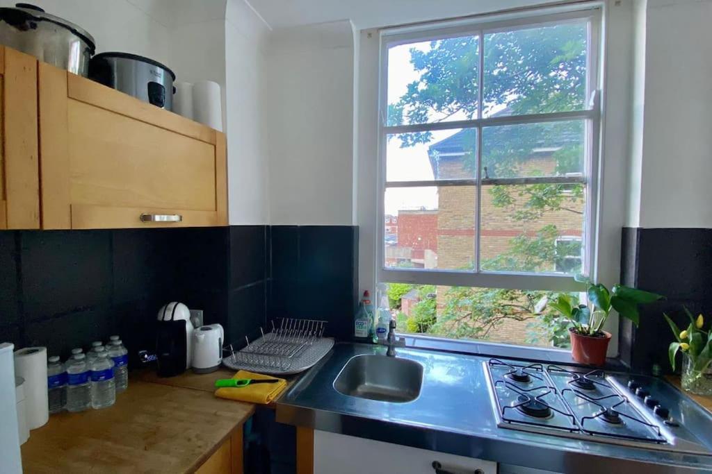 2 Bedroom Flat In Camberwell Green - Central Location With Excellent Connections To Tourist Attractions And Main London Airports Eksteriør bilde