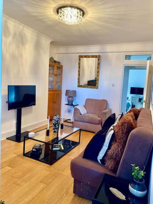 2 Bedroom Flat In Camberwell Green - Central Location With Excellent Connections To Tourist Attractions And Main London Airports Eksteriør bilde