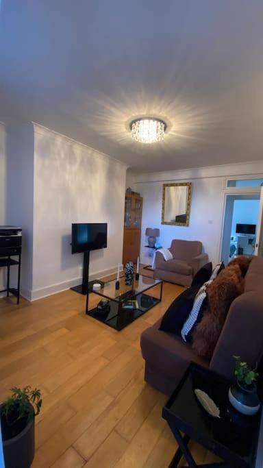 2 Bedroom Flat In Camberwell Green - Central Location With Excellent Connections To Tourist Attractions And Main London Airports Eksteriør bilde