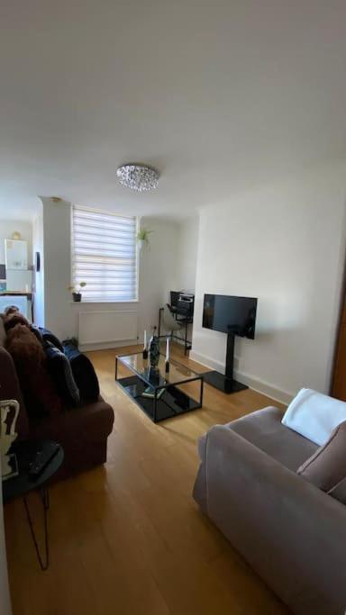 2 Bedroom Flat In Camberwell Green - Central Location With Excellent Connections To Tourist Attractions And Main London Airports Eksteriør bilde